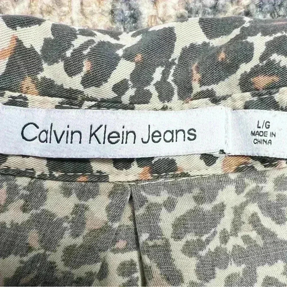 Calvin Klein Jeans | Women's Animal Print Button Down Shirt | Size Large - Picture 14 of 15
